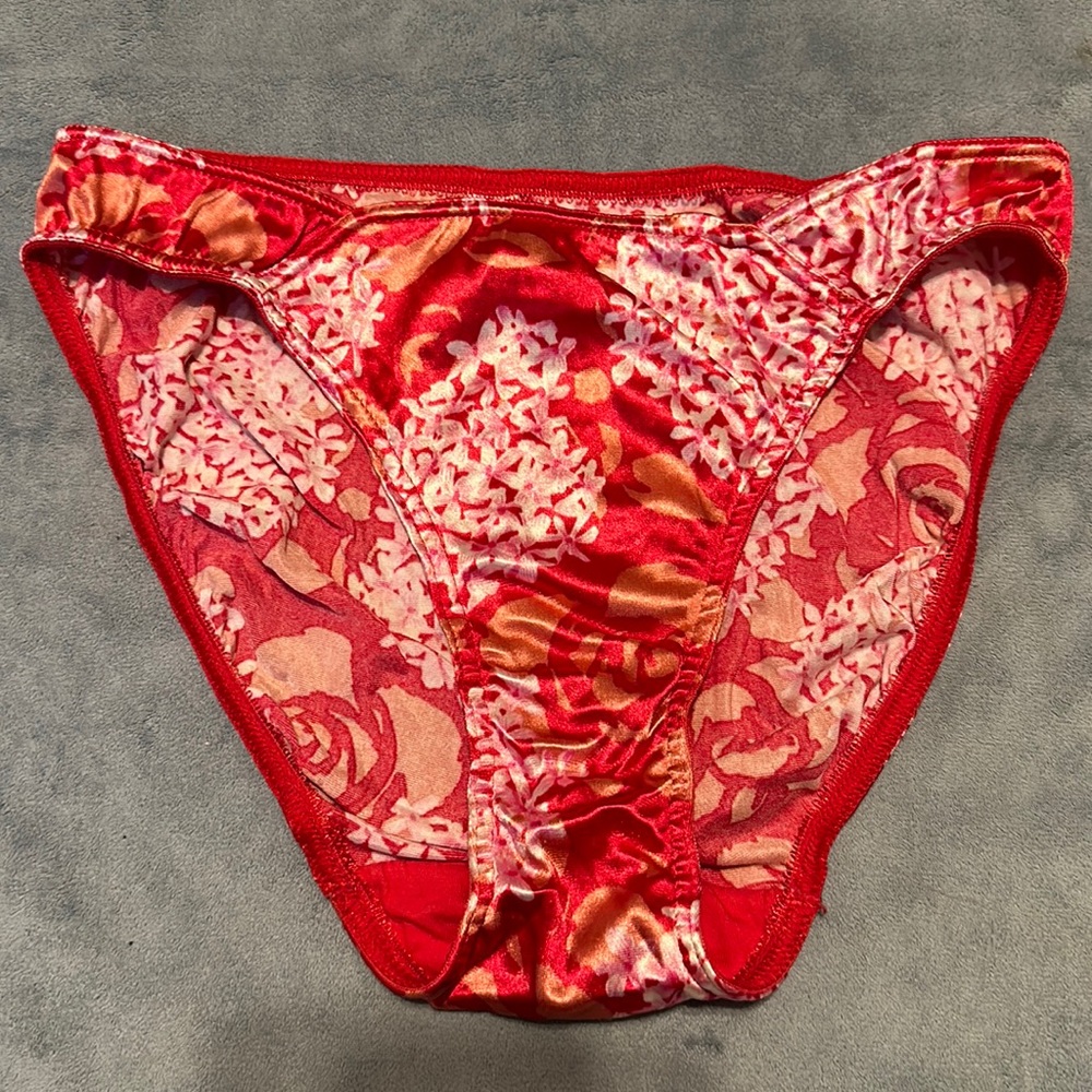 NWOT vintage Victoria’s Secret satin red flowery panty size M